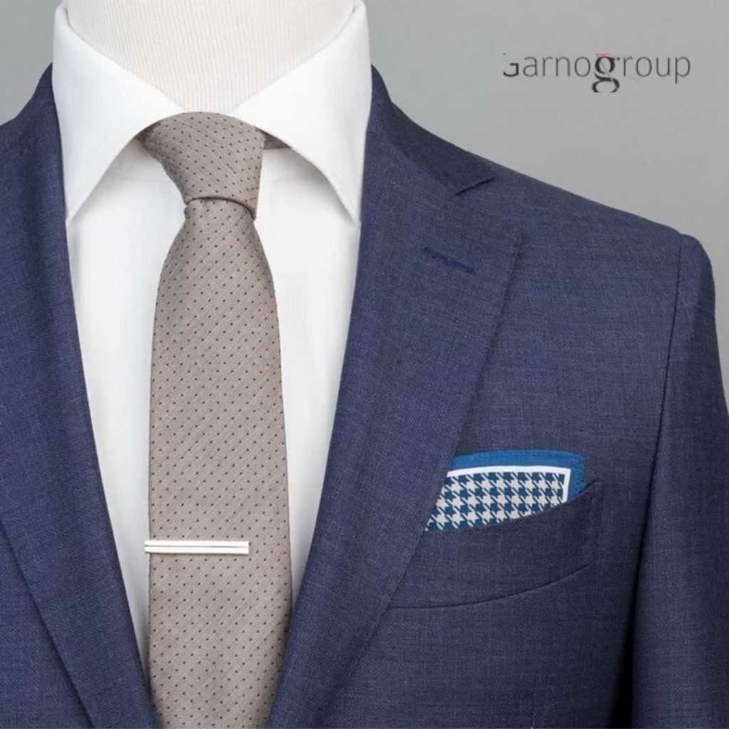 بدلة الارزق الفاتح مع ربطة عنق